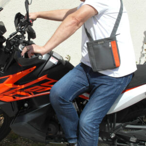 h8-sigalane-jules-pochette homme grise et orange- poche verticale