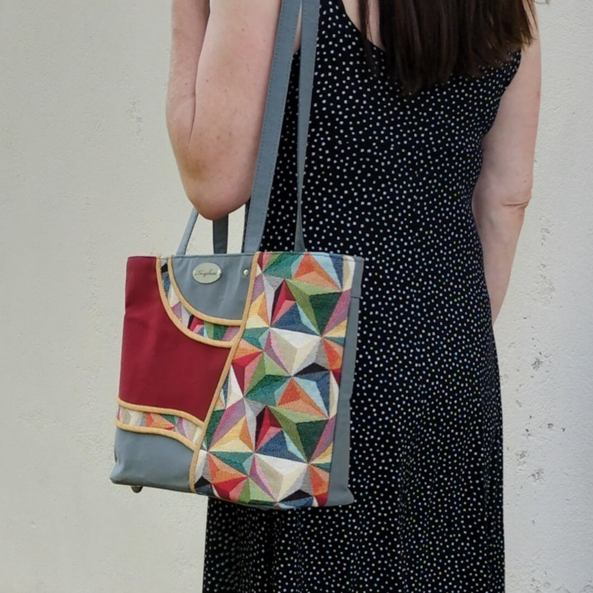 Sigalane-sac-Jessi-decor-ondule- graphique-bordeaux-et-vert-de-gris
