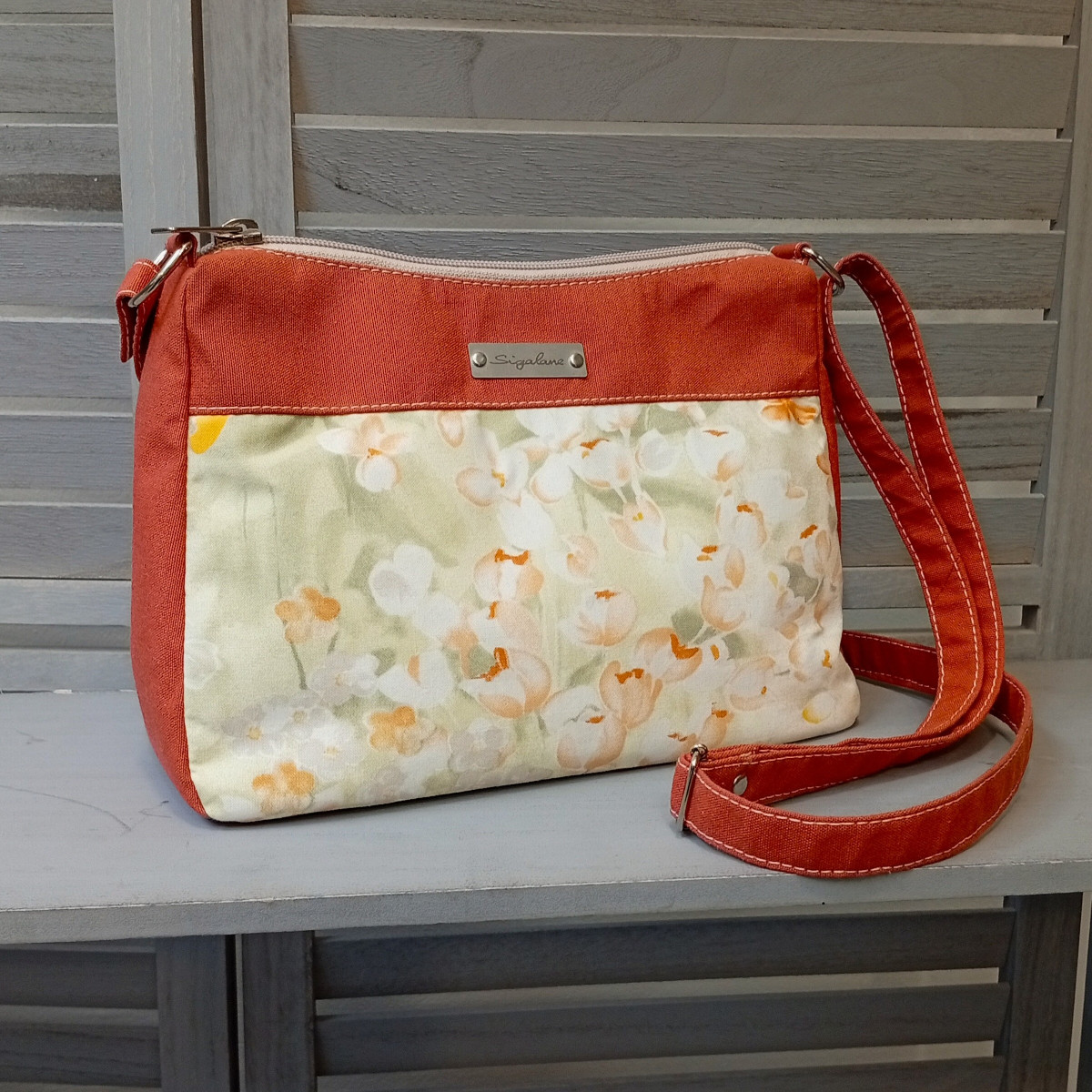 sigalane-sac-Albane-fleurs-pastelles-et-orange-a-bandouliere