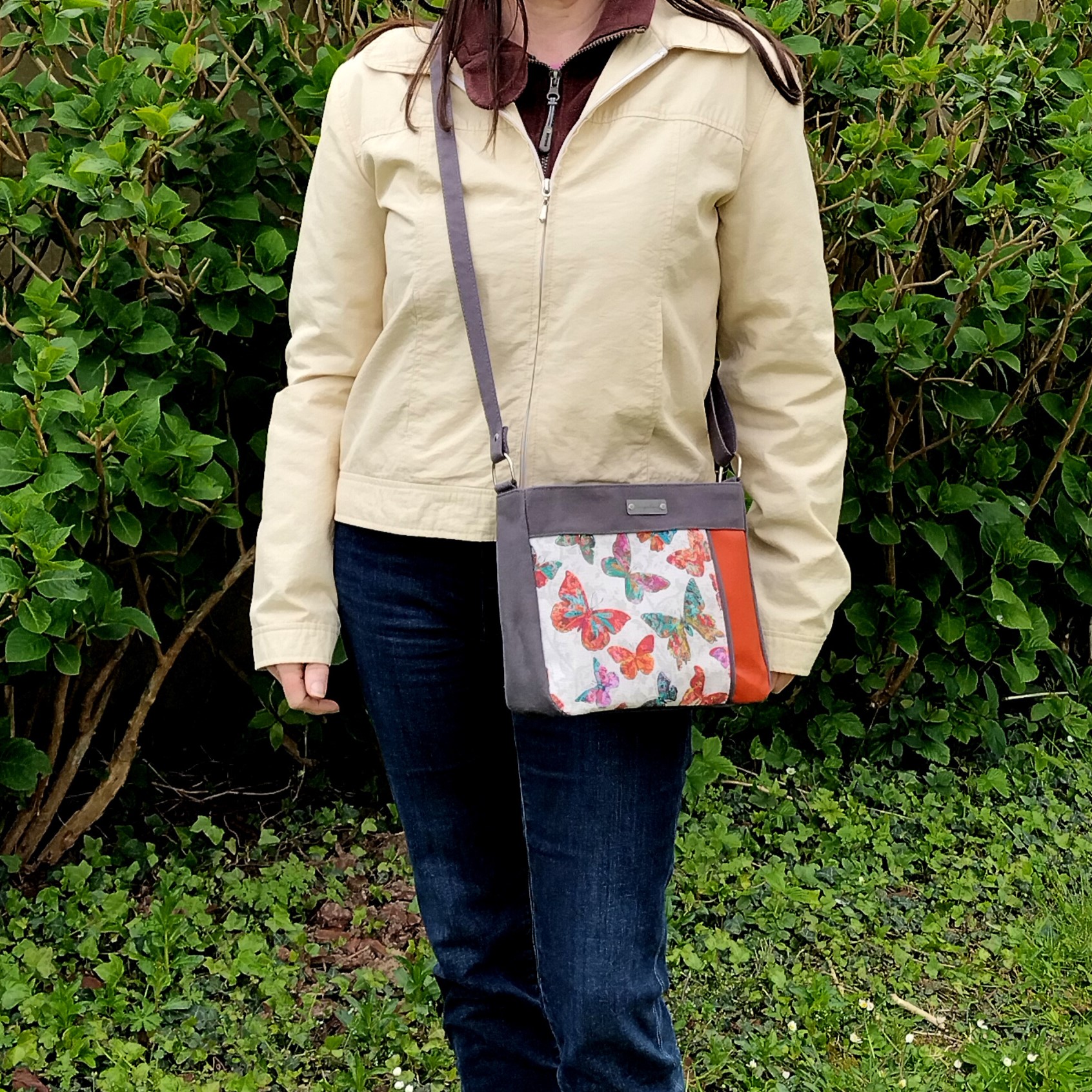 Sac papillons multicolores avec bande orange devant et uni gris – Image 2