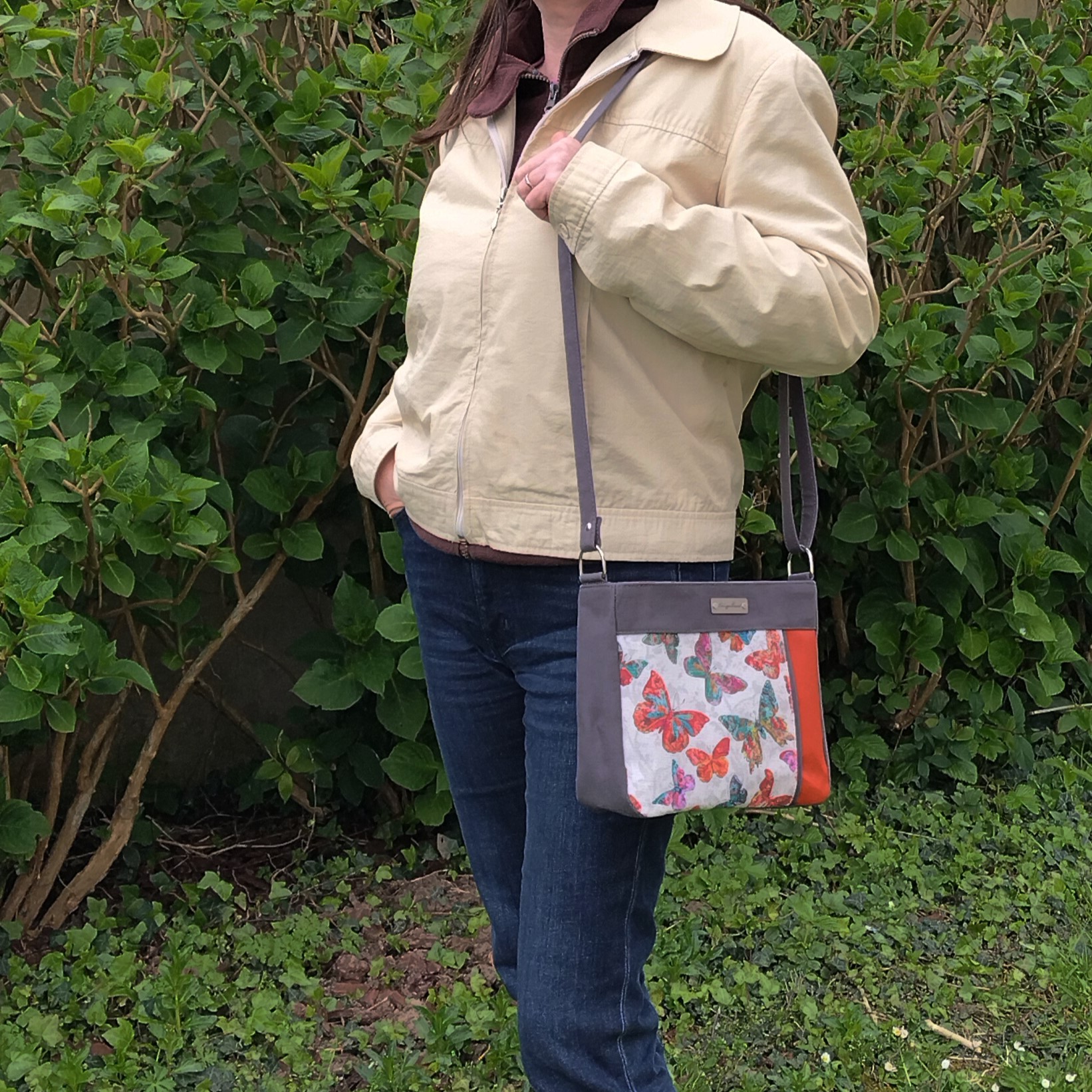Sac papillons multicolores avec bande orange devant et uni gris – Image 3