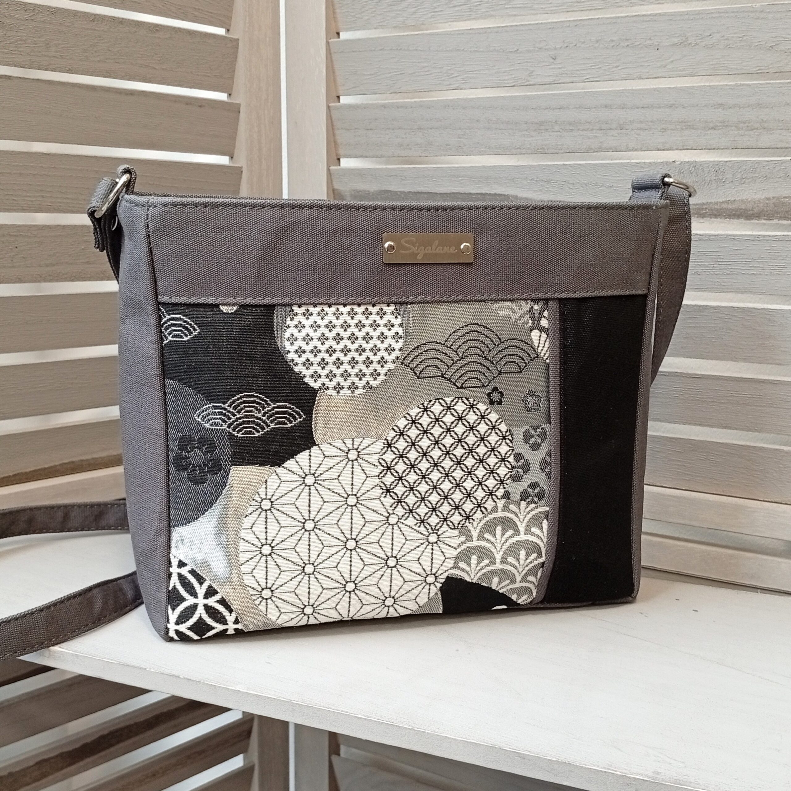 sigalane-sac-Dona-motifs-japonais-noir-et-uni-gris
